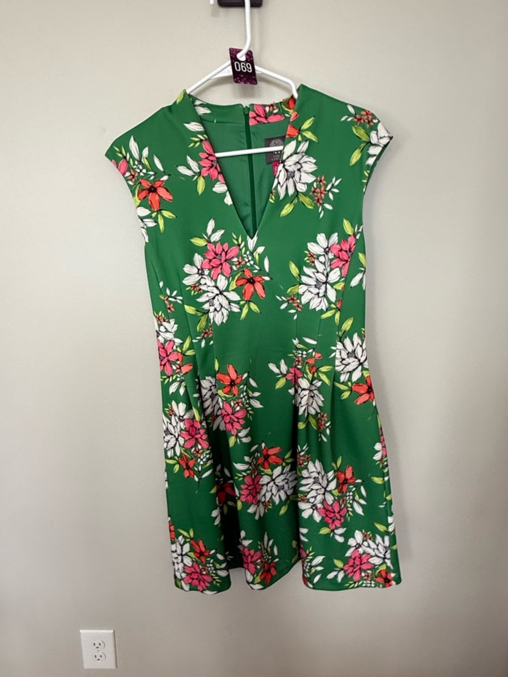 Vince Camuto Green Floral Dress with Pink Accents 069 - Picture 2 of 8